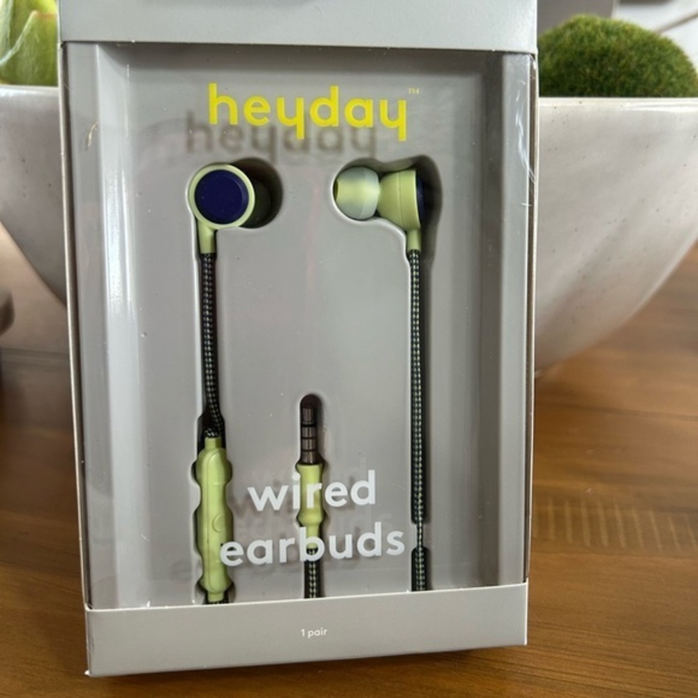 NWT heyday Wired Earbuds in Light Green